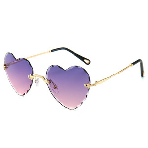 <span class=keywords><strong>Occhiali</strong></span> <span class=keywords><strong>da</strong></span> <span class=keywords><strong>Sole</strong></span> <span class=keywords><strong>a</strong></span> <span class=keywords><strong>Forma</strong></span> <span class=keywords><strong>di</strong></span> <span class=keywords><strong>Cuore</strong></span> Senza Montatura per Donna, Tendenza 2024, in Metallo con Sfumature Colorate - Product Image 3