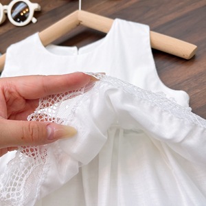 Completo due pezzi estivo 2026 per bambina: top coreano senza maniche a tinta unita e pantaloni in denim con strass - Product Image 3