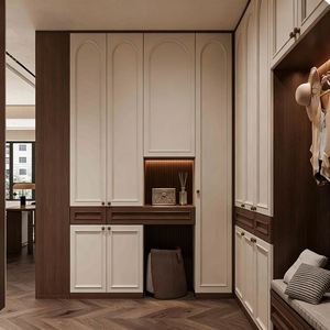 Armoire sur mesure en blanc crème et cadre en bois foncé avec un centre d'affichage ouvert et des armoires latérales fermées - Product Image 4