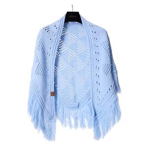 Chal Triangular <span class=keywords><strong>de</strong></span> <span class=keywords><strong>Ganchillo</strong></span> Hecho a Mano con Flecos, Diseño Calado Estilo Vintage, Bufanda Versátil, Moderna y Cálida - Product Image 2