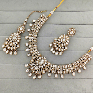 Conjunto de Collar Choker Kundan Chapado en Oro Antiguo Tradicional Indio con Cuentas de Piedras Preciosas Multicolores, Estilo Navratna, Conjunto de Joyería Nupcial - Product Image 1