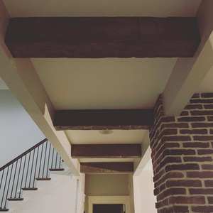 Fabrication en Chine avec des poutres en <span class=keywords><strong>chêne</strong></span> de haute qualité à <span class=keywords><strong>prix</strong></span> d'usine et des poutres en polyuréthane rouge PU pour le toit - Product Image 6