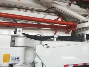 MAQUINARIA DE SALIDA teorica grande de alta calidad, bomba de hormigón montada en camión, brazo de elevación, montada en camión, resistente, en venta - Product Image 2