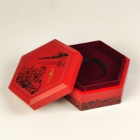 Boîte cadeau hexagonale en bois rouge avec doublure en velours, insert en EVA personnalisé et logo pour les cadeaux de vacances et les emballages de cadeaux de festivals traditionnels