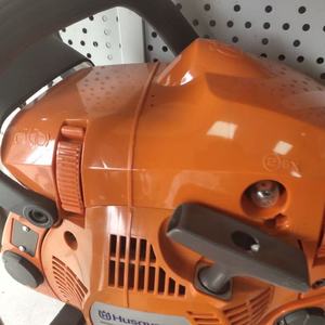 Motosierra Industrial Estándar de 450cc a Gasolina con Barra Guía de 18 Pulgadas, Motor de 50.2cc y Potencia de 2.4kw - Product Image 4