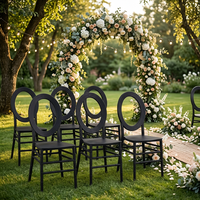 Chaise élégante en plastique avec dossier médaillon, structure robuste et protection UV pour location de cérémonies de mariage en extérieur