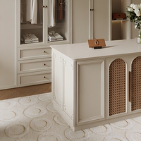 Îlot de dressing de luxe de style français avec plateau en verre pour le rangement de bijoux et l'organisation de dressing walk-in