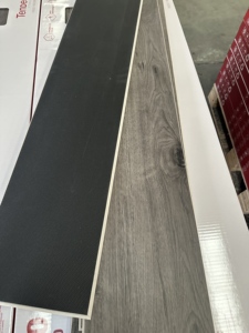 <span class=keywords><strong>พื้น</strong></span>ไวนิลลายไม้ PVC กันน้ำ 6 มม. สำหรับปู<span class=keywords><strong>พื้น</strong></span>ภายในอาคาร เป็นมิตรกับสิ่งแวดล้อม ทนทานต่อการสึกหรอและกันลื่น เหมาะสำหรับห้างสรรพสินค้าและโรงแรม - Product Image 3