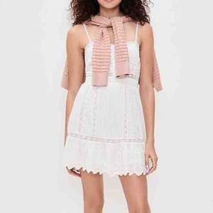 Vestido mini halter plisado con bordado floral personalizado y encaje, de alta calidad, 100% algodón bordado. - Product Image 1