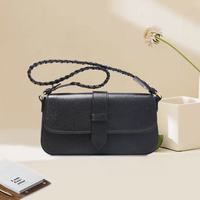 Sac à bandoulière noir tressé personnalisé pour femme, en cuir véritable classique, avec rabat, pour usage quotidien et trajets.