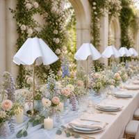 Lampe de table tactile rechargeable avec abat-jour blanc à volants et base dorée, lumière LED sans fil pour décoration de mariage, centre de table pour événements et fêtes
