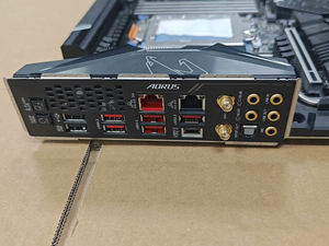 Tarjeta Madre para Juegos TRX40 AORUS MASTER Usada para Procesadores Threadripper de Tercera Generación - Product Image 2