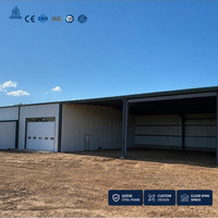 Edificio de Almacenamiento Prefabricado, Almacenamiento de Materiales a Granel, Puertas de Gran Acceso, Área de Carga para Camiones, Instalación Industrial de Suministros