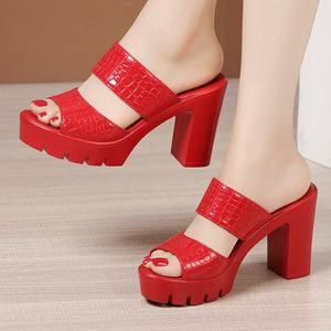 Mules Xuanhui rouges texturées en relief, sandales à <span class=keywords><strong>plateforme</strong></span> à <span class=keywords><strong>talon</strong></span> carré de 10 cm, semelle à crampons, bout carré, pour femme, parfaites pour les soirées estivales - Product Image 1