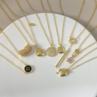 Collares de Estilo Mixto Minimalista con Dijes de Latón Bañado en Oro de 18K, Collares con Colgantes de Esmalte y Circonitas de Formas Surtidas para Mujer, Venta al por Mayor a Granel
