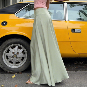 กระโปรงทรงเอไลน์ผ้าซาตินเงาแบบเรโทรอาร์ติสติก สีพื้น เรียบหรู มินิมอล ใช้งานได้หลากหลาย ความยาวปานกลาง - Product Image 2