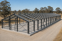 Bâtiment avicole préfabriqué en structure acier pour élevage de poulets de chair et pondeuses, avec toit à panneaux solaires et ventilation personnalisée