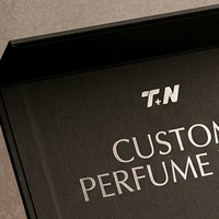 Boîte à parfum rigide de luxe noire magnétique de style livre avec insert intégré pour présentation et emballage cadeau de parfum