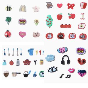 แผ่นปักลายตกแต่งขนาดเล็กแบบ DIY พร้อมกาวร้อนรีดร้อนสำหรับติดกระเป๋าคลัทช์ พวงกุญแจ สายคล้องคอ ลายสัตว์ ผลไม้ อาหาร หัวใจ - Product Image 1