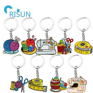 Fabricación de llavero de costura de esmalte de Metal, hilo de aguja personalizado, cinta métrica de ganchillo, máquina de coser, llavero de <span class=keywords><strong>costurera</strong></span> - Product Image 1