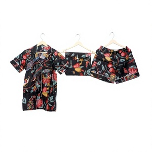 Pijama de algodón personalizado para mujer, de manga corta, con cuello vuelto, estampado a mano, cintura elástica y bolsillo con forma de corazón. - Product Image 1