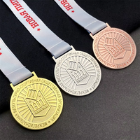 Médaille ronde gaufrée Radial Sunburst avec ruban imprimé étoile rouge gris pâle pour concours sportifs, ensemble de trophées trois niveaux