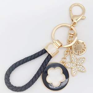 พวงกุญแจรถรูปดอกไม้คริสตัลโคลเวอร์สุดสร้างสรรค์พวงกุญแจรูปกระเป๋าถือสำหรับผู้หญิงจี้รูปใบไม้สี่แฉกแฟชั่น - Product Image 3