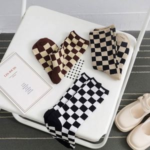 Chaussettes mi-hautes en coton à carreaux pour femme, modèle Cmax Net Red Checkerboard Sport Knitted - Product Image 3