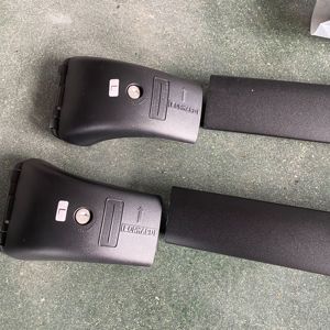 Material de aleación de aluminio color negro portaequipajes barra transversal rieles de bloqueo superior de techo con cerradura para Toyota Highlander 2015-2021 - Product Image 3