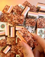 Juego de Mahjong Americano con Fichas de Cristal Ámbar Brillante, Textura de Cristal Triturado, Borde Degradado Rosa Naranja, Diseño Floral