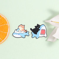Broche en émail chat mignon montant sur requin, motif dessin animé océanique, pour décoration de sac à dos