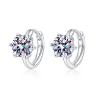Boucles d'oreilles clous en argent sterling 925 plaqué rhodium, moissanite taille brillant, sertissage à six griffes, fermoir sécurisé, certifiées par un tiers, élégantes