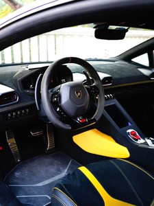 Voiture de course homologuée Huracan <span class=keywords><strong>STO</strong></span> d'occasion, kit aérodynamique entièrement en carbone, peinture personnalisée violet-jaune, faible kilométrage, côté gauche. - Product Image 5