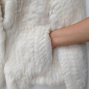 <span class=keywords><strong>Cappotto</strong></span> Lungo Casual da Donna Invernale in Stile Europeo, Eco-Friendly, Morbido e Soffice, in Lana e <span class=keywords><strong>Pelliccia</strong></span> di Coniglio Bianca Tinta a Mano, con Scollo a V - Product Image 5