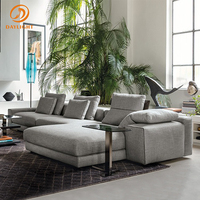 Canapé modulaire moderne avec dossier réglable, canapé en tissu gris clair en forme de L avec accoudoirs et coussin d'appoint étendus
