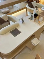 Table à ongles design unique en pierre frittée blanche table de manucure moderne en bois massif avec lampe à ongles à lumière LED