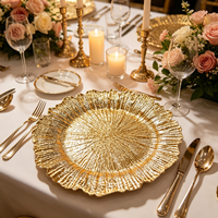 Assiette de service de luxe contemporaine plaquée or à bords ondulés de 13 pouces en PP, technique pigmentée, personnalisable, écologique et durable