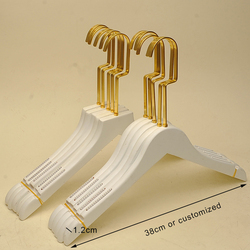 Cintres de luxe personnalisés en bois massif blanc antidérapant avec crochet doré pour vêtements de <span class=keywords><strong>mariage</strong></span> - Product Image 2