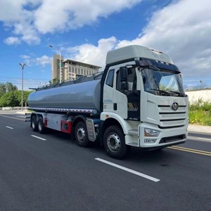 Camion-citerne FAW 8x4 30000L à livraison directe d'usine, camion de livraison de carburant avec réservoir multi-compartiments pour marchandises inflammables et dangereuses - Product Image 2