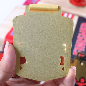 ميدالية معدنية منزلقة ذهبية ناعمة بالمينا عداء بواجهة واحدة مربعة مخصصة عالية الجودة - Product Image 2