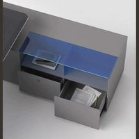 Le bureau debout moderne à hauteur réglable est ergonomique et réglable électriquement.