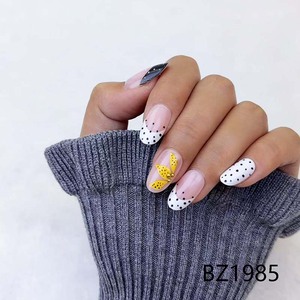 <span class=keywords><strong>Manicura</strong></span> <span class=keywords><strong>francesa</strong></span> <span class=keywords><strong>con</strong></span> bonitos puntos de lunares en forma de almendra y uñas postizas <span class=keywords><strong>con</strong></span> flores amarillas, reutilizables y adecuadas para el uso diario. - Product Image 3