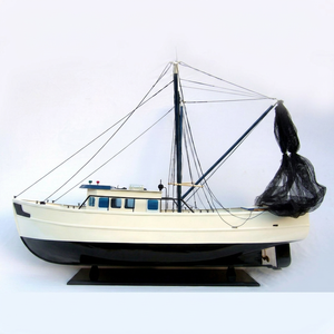 Barco de Camarones de Estilo Europeo con Redes, Modelo Artesanal de Madera Pintado, Regalo Empresarial Náutico GIA NHIEN - Product Image 1