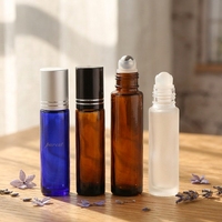 Bouteilles en verre dépoli transparent/ambre/bleu de 5 ml et 10 ml avec bouchons dorés/argentés/noirs et applicateur à bille en acier inoxydable pour huiles essentielles et parfums