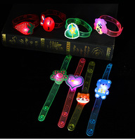Bracelet lumineux LED créatif, montre clignotante, cadeau pour enfants, bracelet lumineux avec animaux de dessin animé