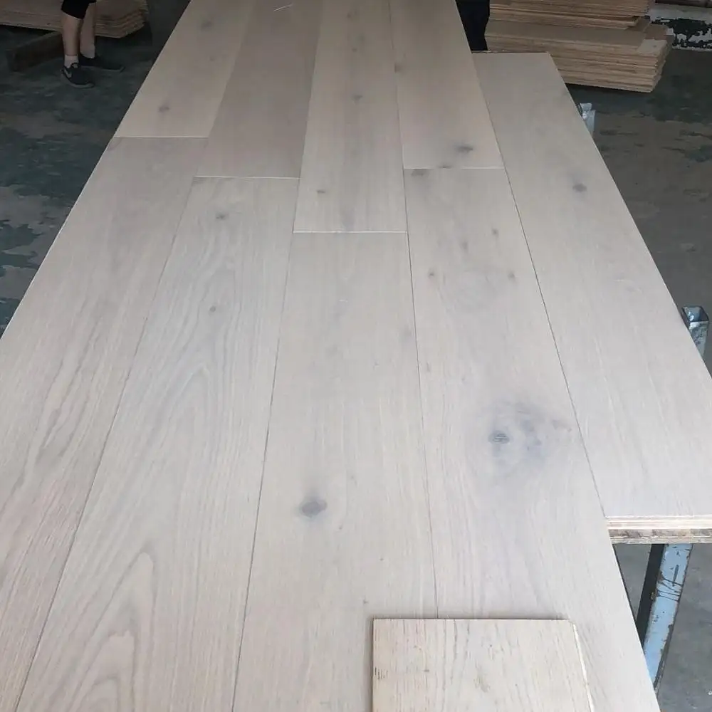Plancher en bois d'ingénierie en chêne lavé blanc brossé 7.5 "X3/4"