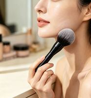 Pinceau de maquillage professionnel en gros, grand format, poils synthétiques doux, manche noir brillant, pour poudre et blush, logo personnalisé disponible