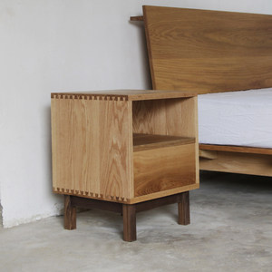 Mesita de Noche Nórdica Japonesa Wabi-Sabi Minimalista de Madera Maciza con Almacenamiento, Mueble de Dormitorio Moderno y Sencillo en Color Crema - Product Image 3