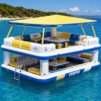Île flottante gonflable pour parc aquatique, bar et ponton avec auvent tropical et sièges lounge pour les vacances en famille à la plage