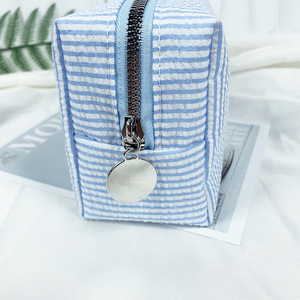Bolsa de Maquillaje de Viaje de Gran Capacidad al por Mayor, Moderna, Portátil, con Cierre de Cremallera y Rayas para Organizar Artículos de Tocador - Product Image 5
